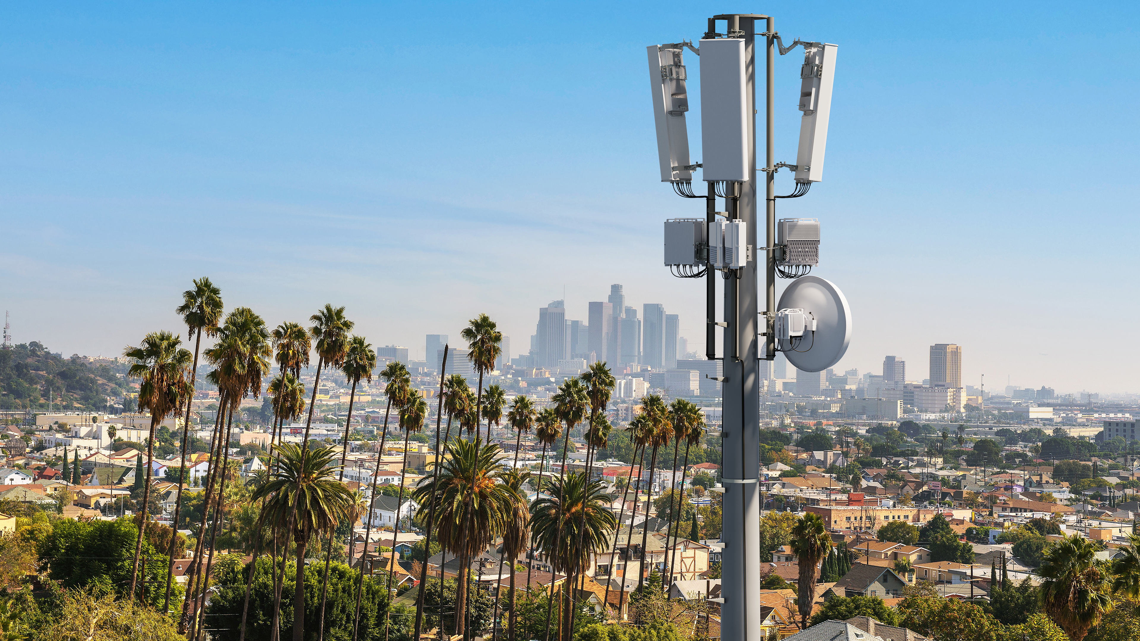 Sway compensation antennas, your E-band friend, with benefits