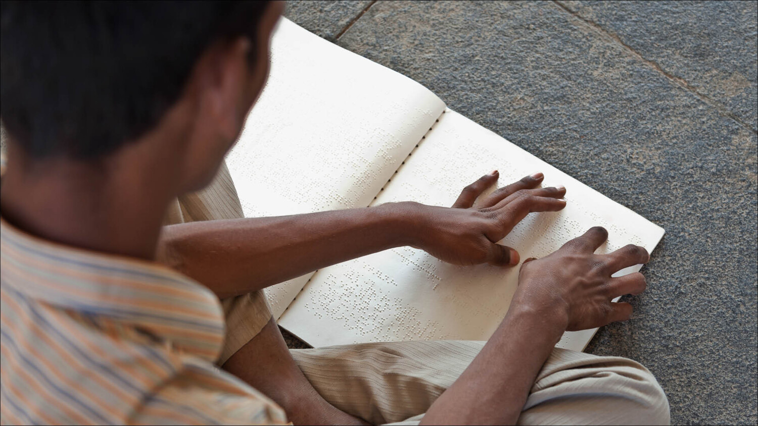 「Ericsson Innovation Awards 2021」を受賞したBlisCareチームは、あらゆる文字や図表からリアルタイムでデジタル点字を作成し、視覚障害者に平等な教育機会を提供できるタブレットを開発しました。