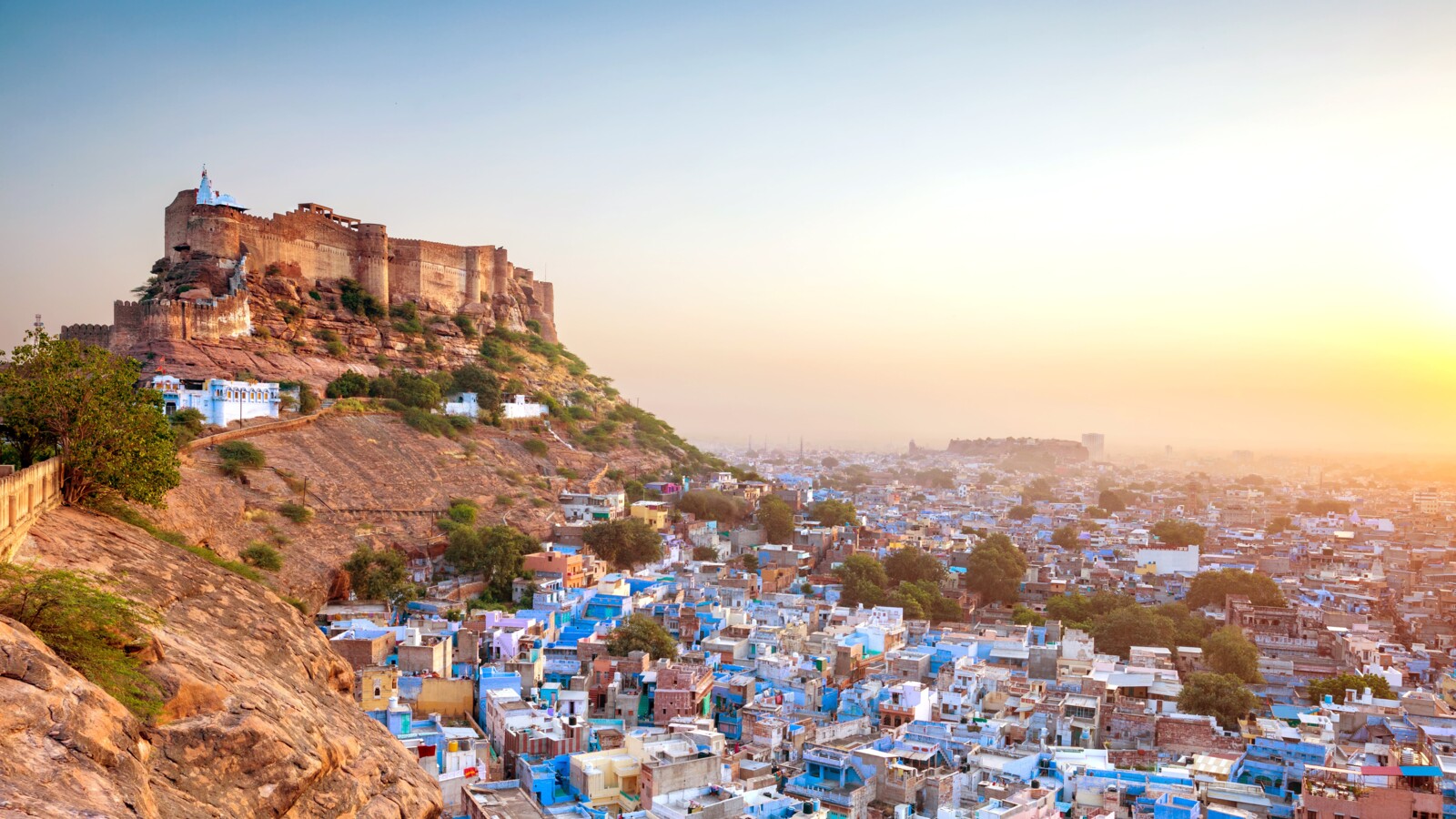 城市景觀，山頂堡壘和藍白建築。