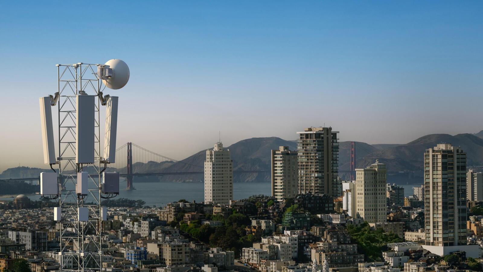 電信塔，城市天際線、橋樑和山脈盡收眼底。