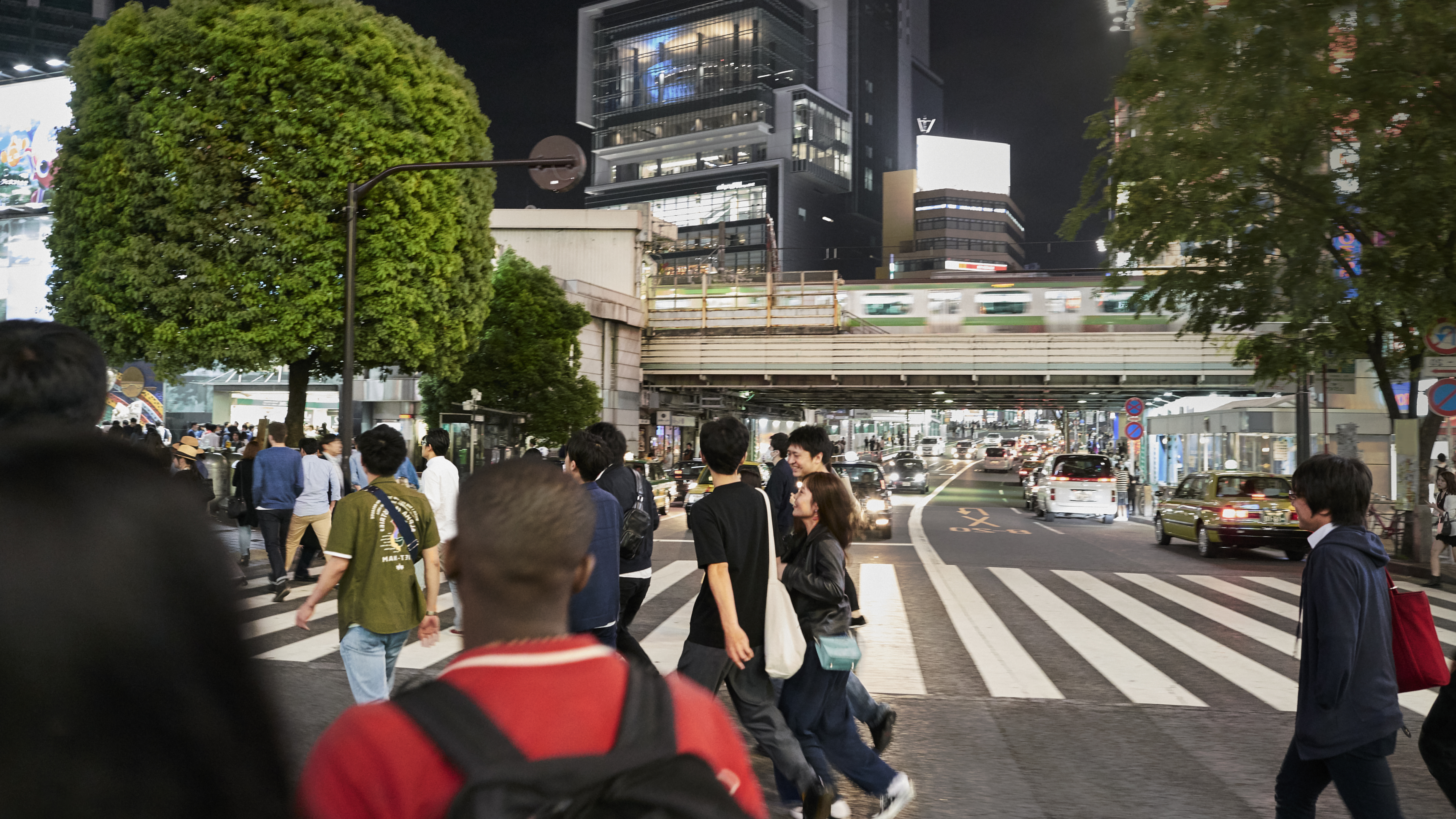 Urban life crossing people walking