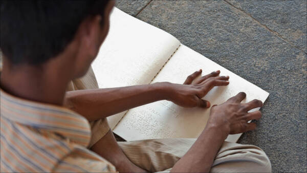 L’équipe BlisCare, qui a remporté l’édition 2021 de l’Ericsson Innovation Awards, a créé une tablette qui peut générer du braille numérique en temps réel depuis n’importe quel texte ou graphique.