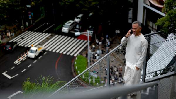 屋外でスマートフォンを持つ男性