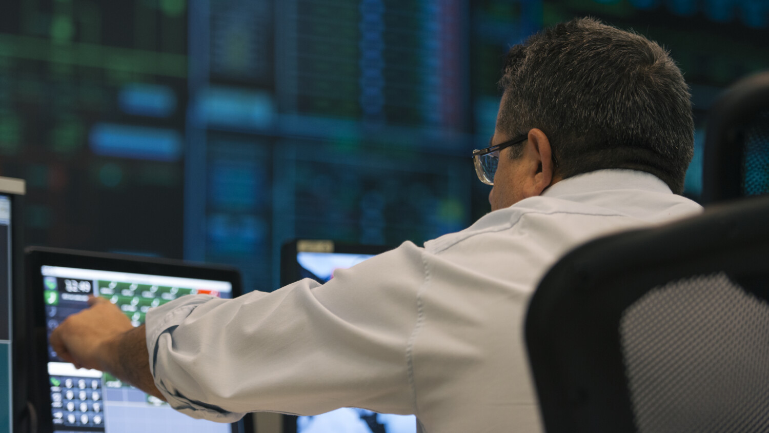 Learn how 5g will impact the consumer-based mobile market - Ericsson Mobility Report