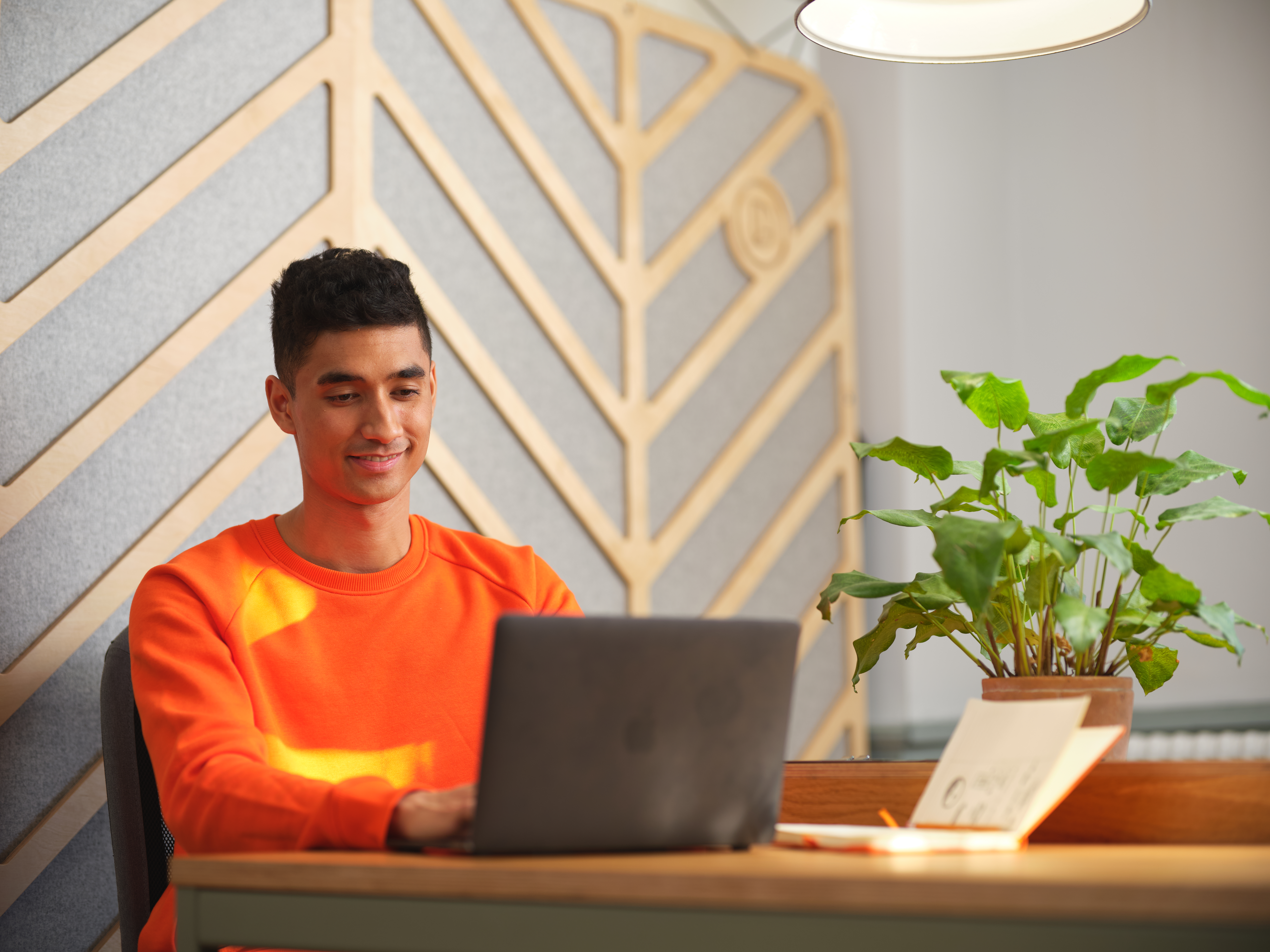 رجل على كمبيوتر محمول