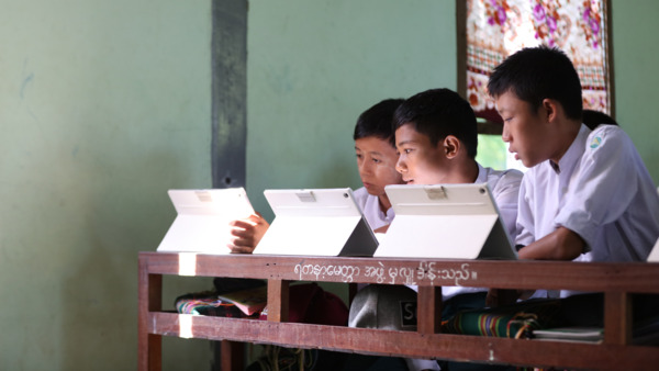 Enfants à l'école avec un ordinateur