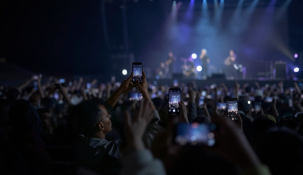 愛立信與中華電信於2026年台北跨年晚會期間合作，首度於台灣商用網路中部署三頻分頻雙工大規模陣列天線（FDD Massive MIMO）技術，成功因應跨年夜瞬時暴增的行動數據需求。