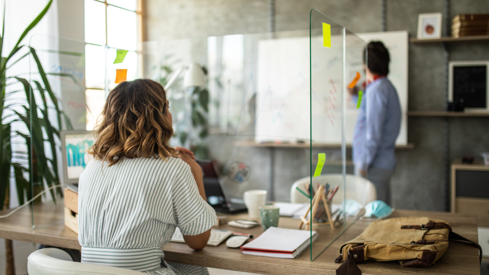 兩個人在辦公室工作