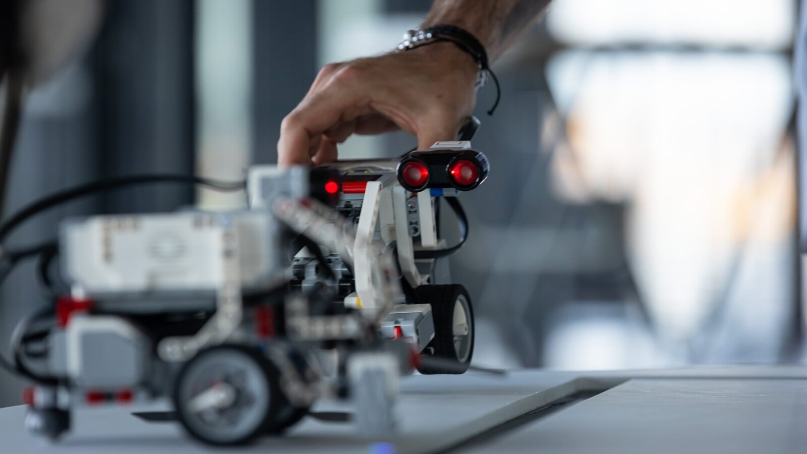 Mano che tiene un robot