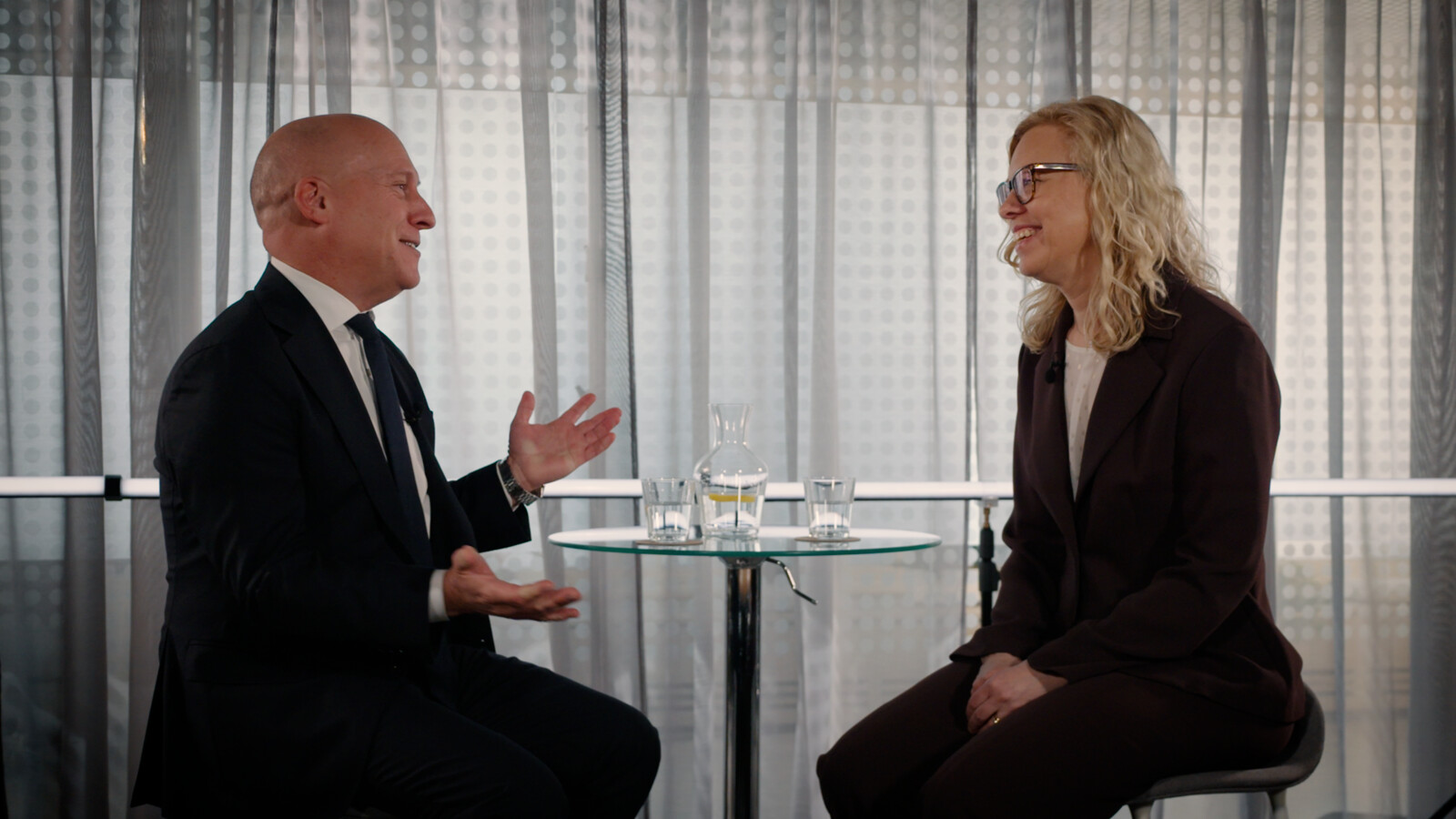 Patrick Johansson speaking to Cecilia Atterwall.