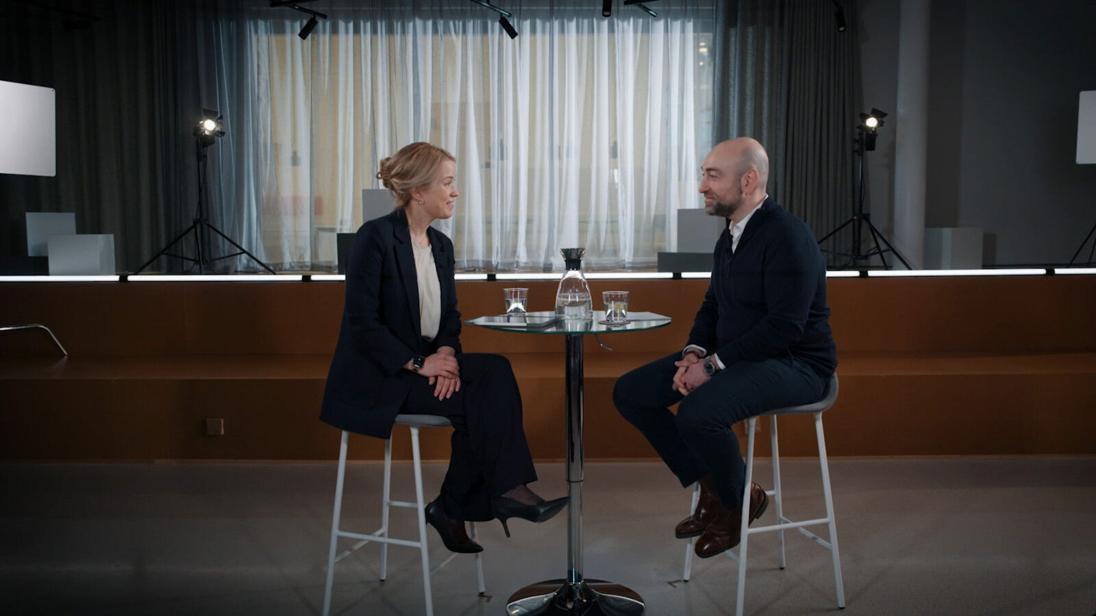 Jenny Lindqvist speaking to Răzvan Teslaru.