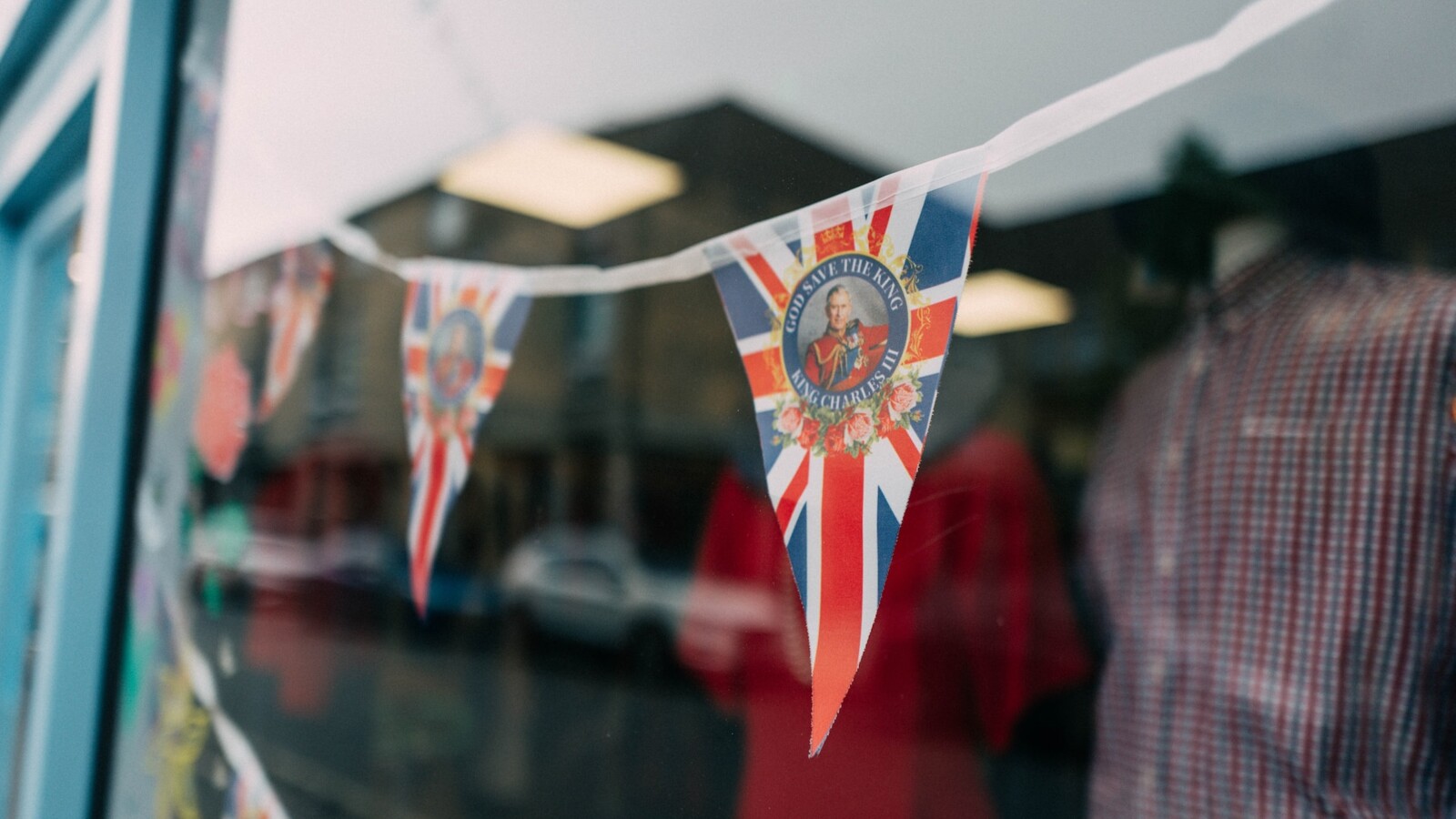 Bandeira decorativa da coroação com o Rei Charles.