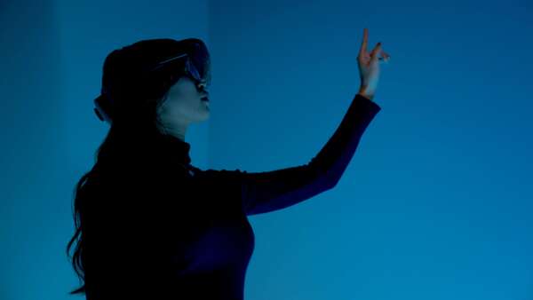 XRデバイスを装着した人物