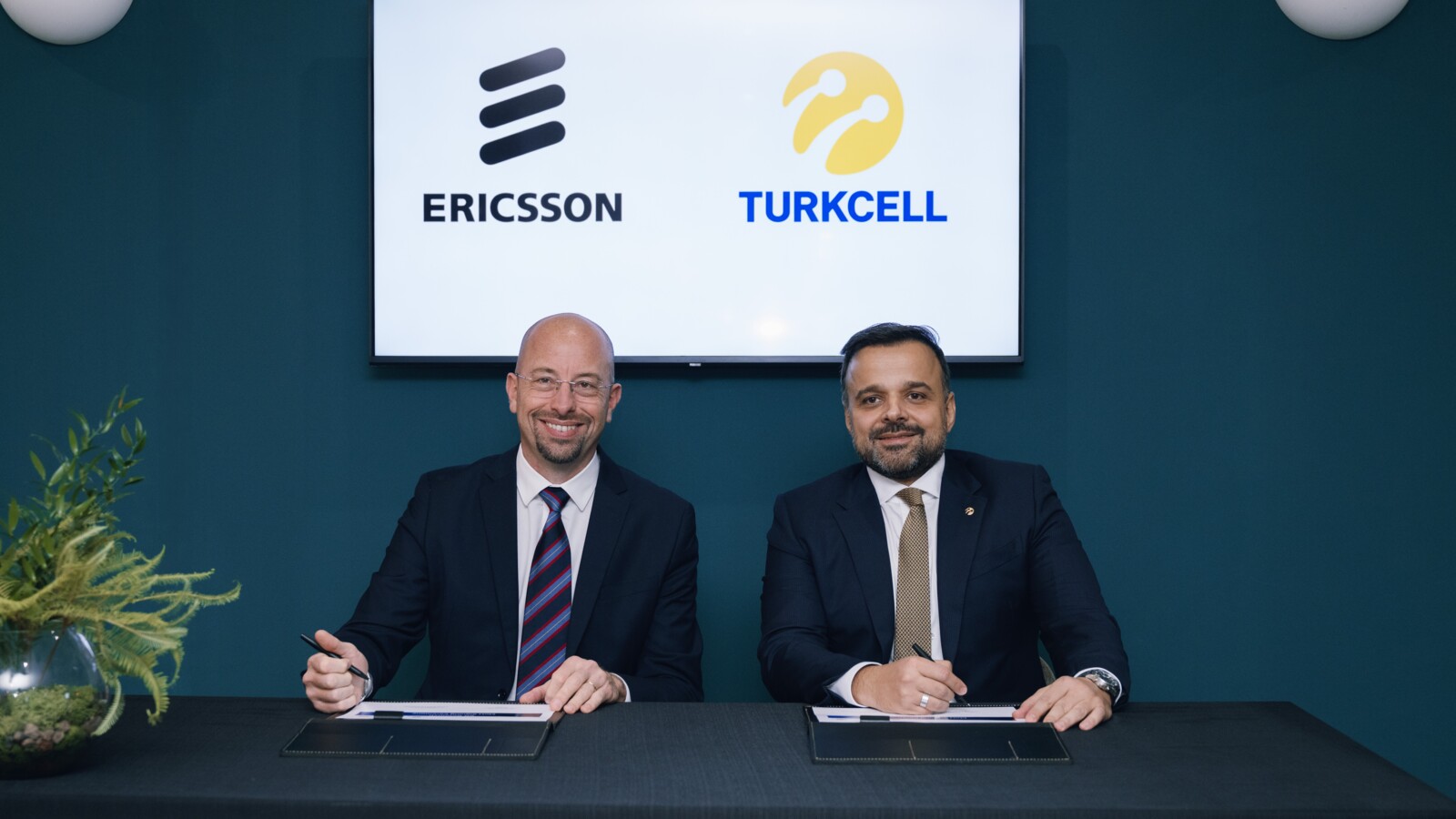 Andrea Missori from Ericsson and Ali Taha Koç from Turkcell signing MoU