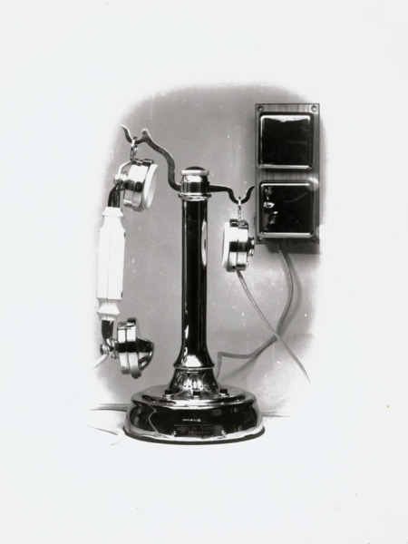 PTT, téléphone à batterie centrale combiné à un système de signalisation hôtelier. Fabriqué dans l'usine Ericsson de Colombes, en France.