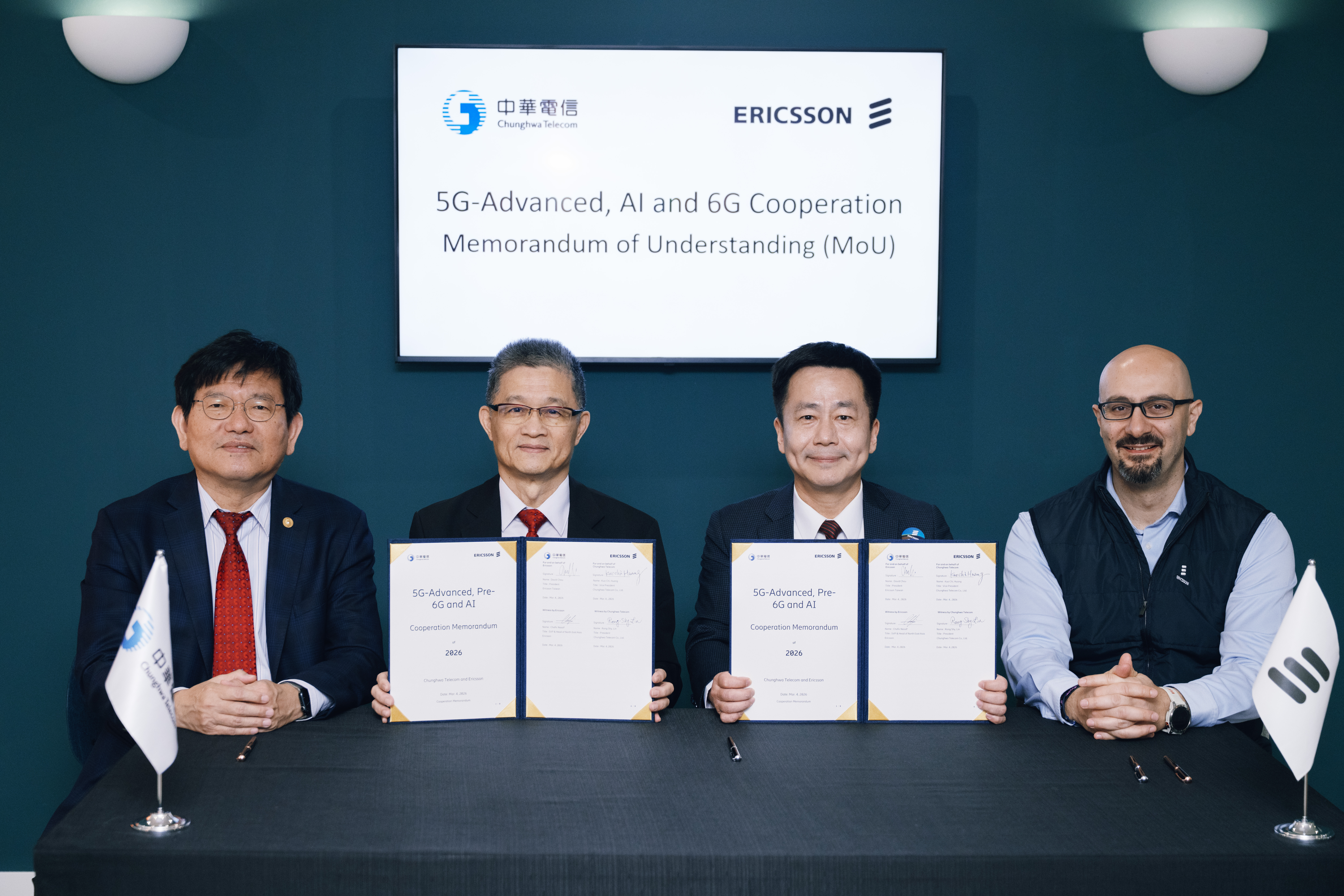 From left to right: Rong-Shy Lin, President of Chunghwa Telecom; Kuo-Chi Huang, Vice President of Network Technology Group at Chunghwa Telecom; David Chou, President of Ericsson Taiwan; Chafic Nassif, President of Ericsson Northeast Asia.