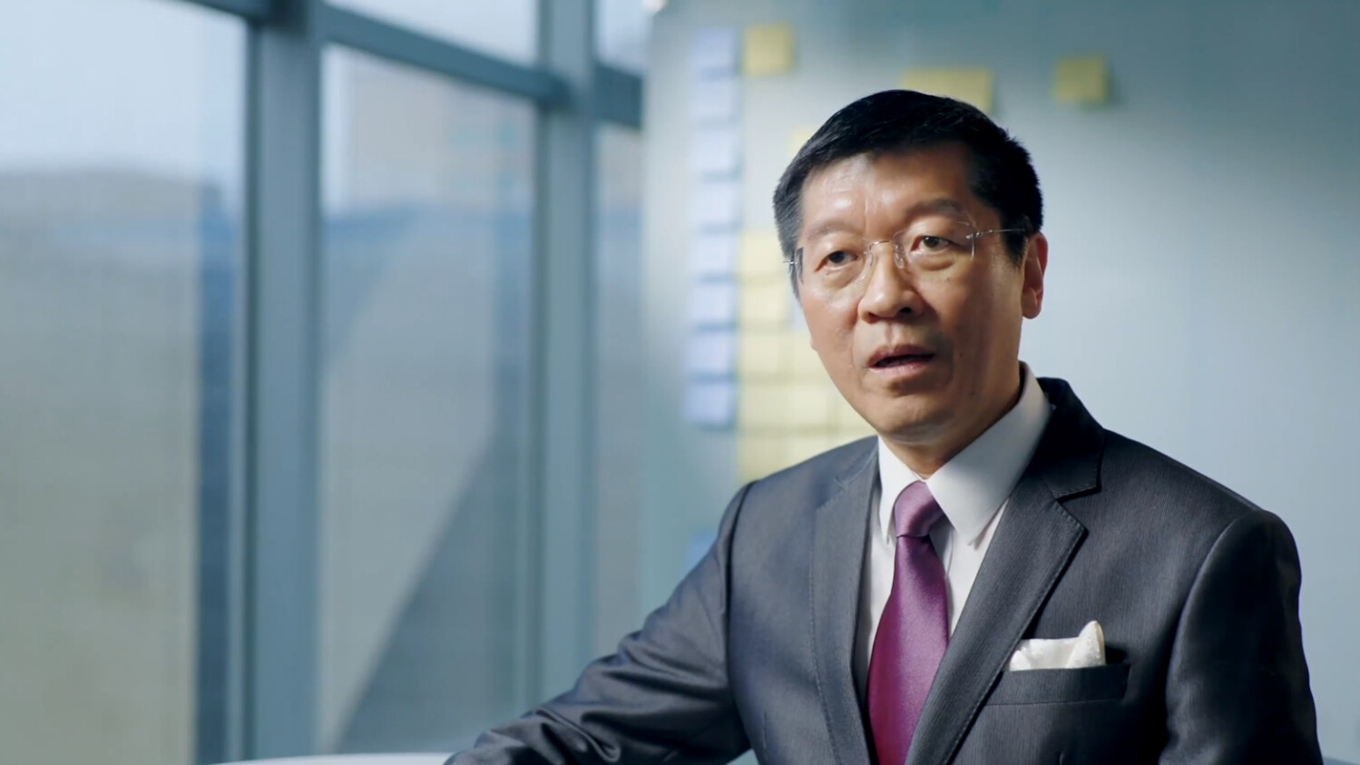 遠傳電信資訊科技事業群執行副總經理束宜鵬在影片中說明了遠傳電信如何與愛立信合作，為IT系統進行重大變革，提升使用者體驗，並為5G和IoT業務做好準備。