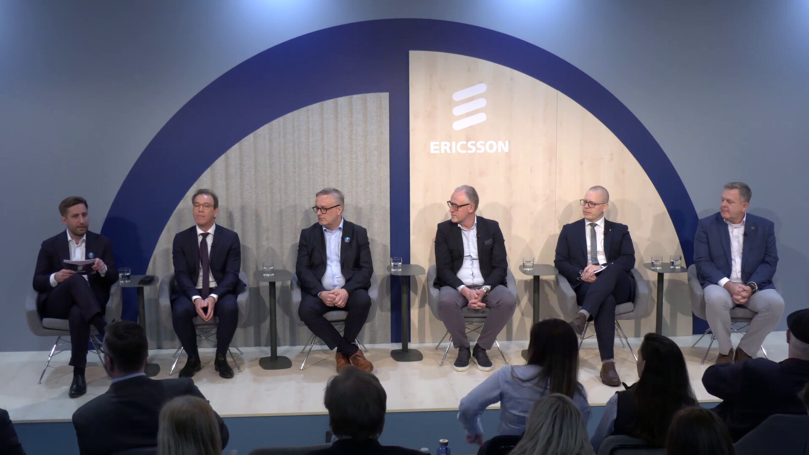 How can hybrid connectivity solutions deliver ubiquitous mission-critical broadband services? 