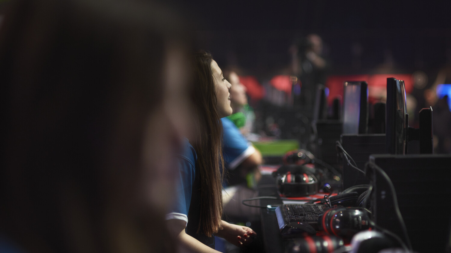 girls working on desktop