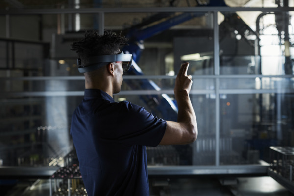 Homme utilisant des lunettes de réalité augmentée dans une usine