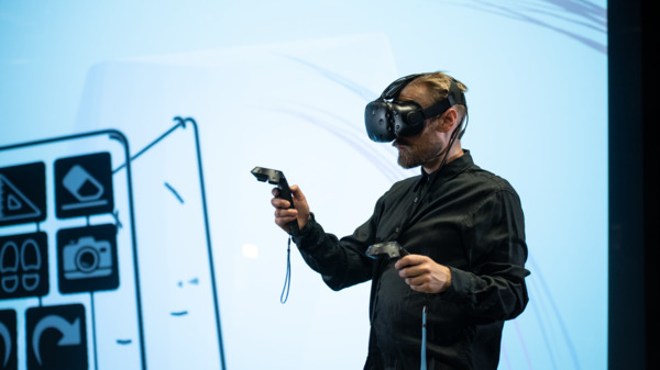 VR devant un grand écran