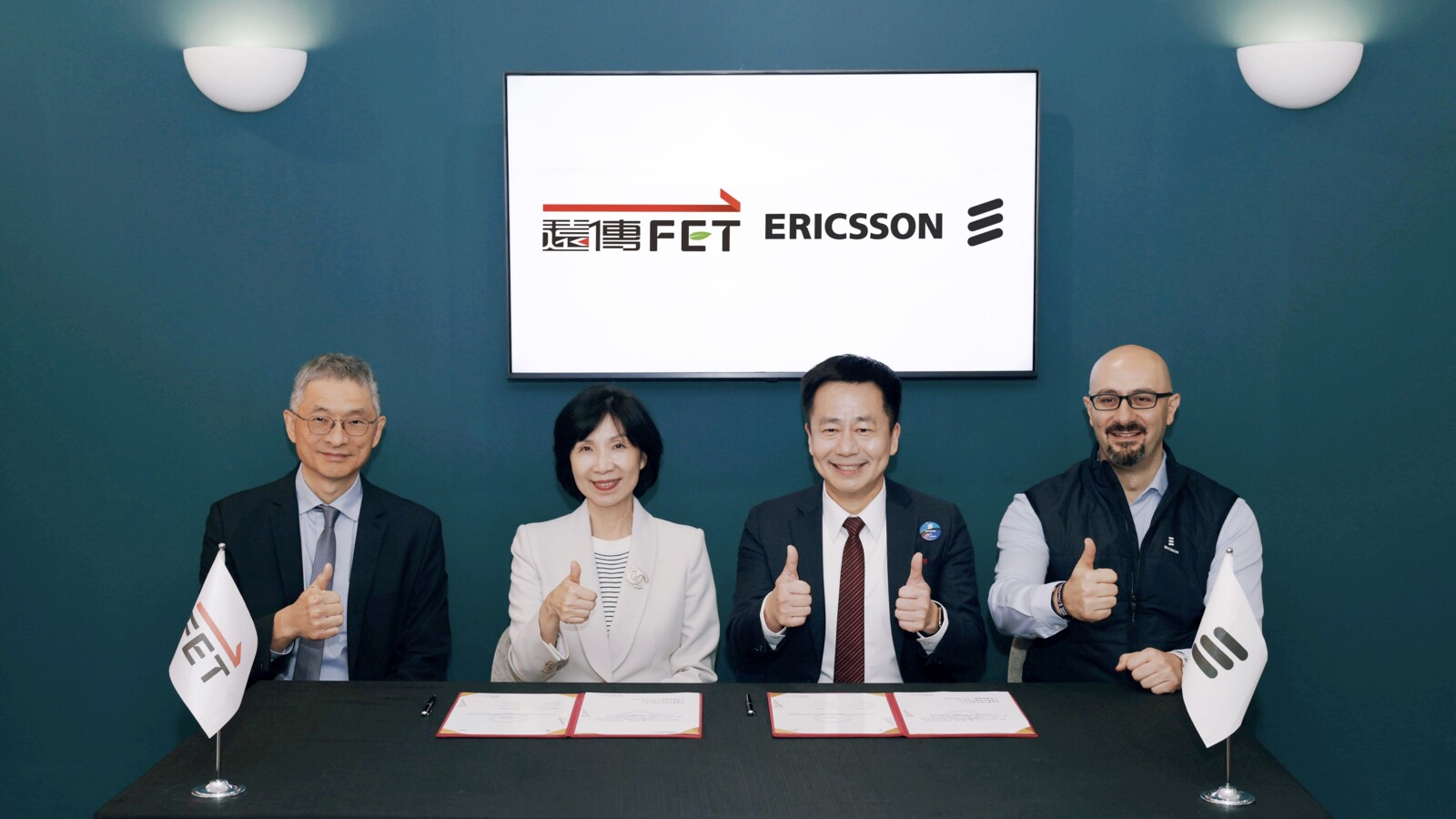 遠傳與愛立信宣布簽訂為期三年的「5G-Advanced加速合作協議」，由遠傳總經理井琪(左2)與台灣愛立信總經理周大企(右2)共同完成簽署，並由愛立信東北亞區總裁兼資深副總裁藍尚立(右1)與遠傳技術長郭峻杰(左1)共同見證