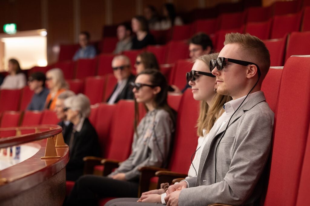 Visitors to Deutsche Oper am Rhein wearing the AR opera glasses