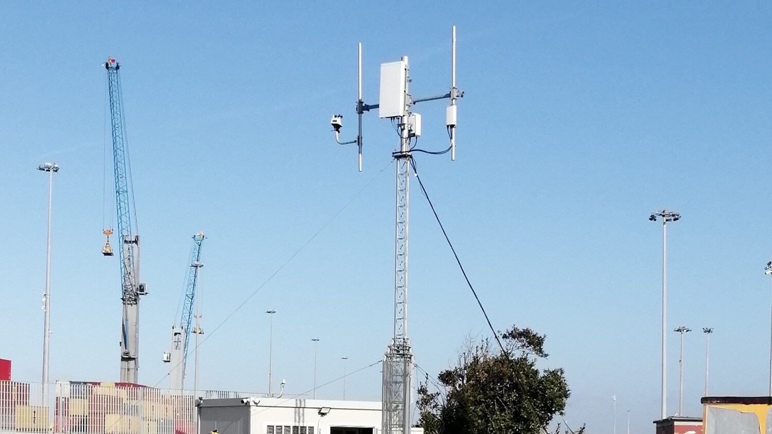 il porto di Livorno utilizza un'architettura 5G NR non-standalone supportata da LTE