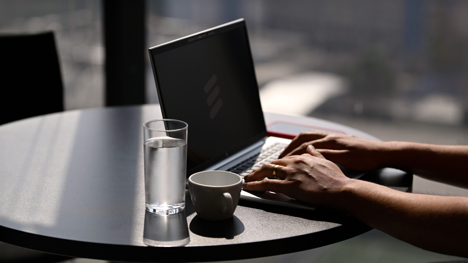 Mobile First Advantage: How 5G Connected Laptops Redefine Work Anywhere