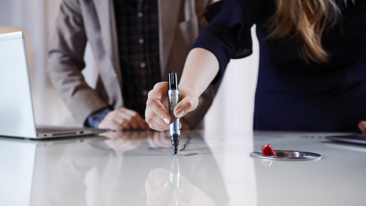 Collaboration entre collègues autour d'une table de projet