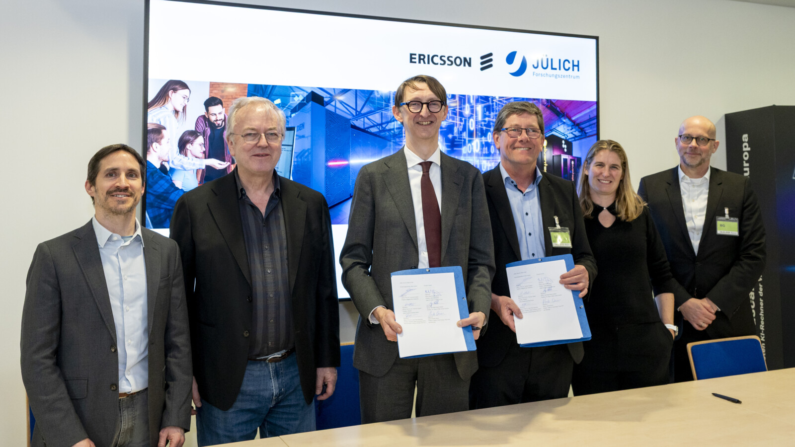 Ericsson und Kollegen des Forschungszentrums Jülich nach der Vertragsunterzeichnung