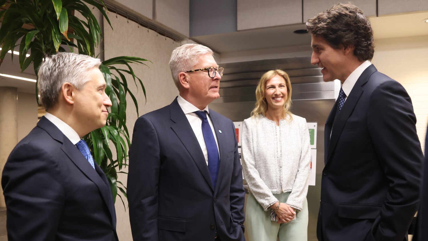 Le Premier ministre canadien Justin Trudeau s'entretient avec le président-directeur général d'Ericsson, Börje Ekholm