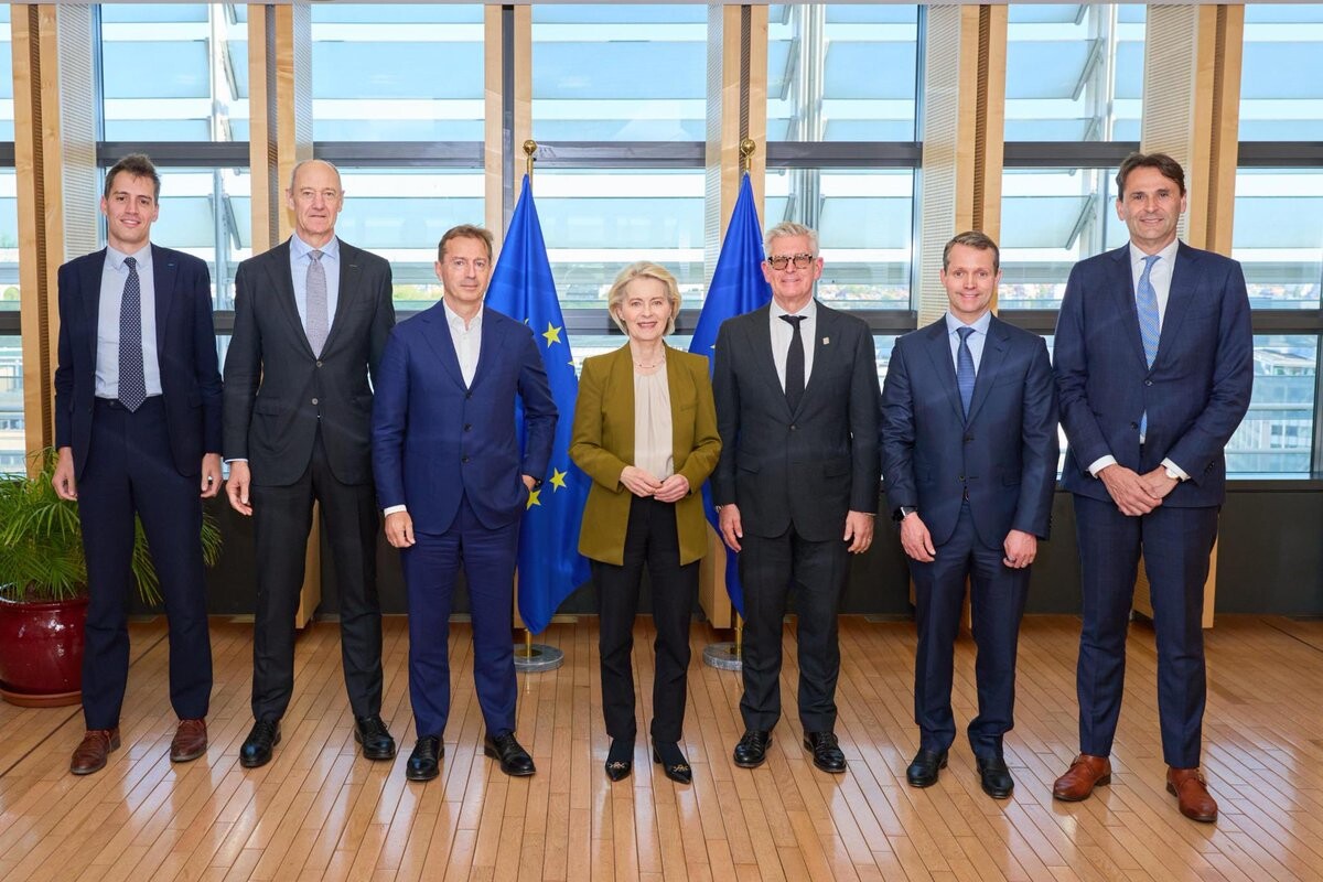European Tech Creators meeting with Ursula von der Leyen. L-R: Arthur Mensch, Mistral; Roland Busch, Siemens; Guillaume Faury, Airbus; European Commission President, Ursula von der Leyen; Börje Ekholm, Ericsson; Justin Hotard, Nokia; Christophe Fouquet, ASML