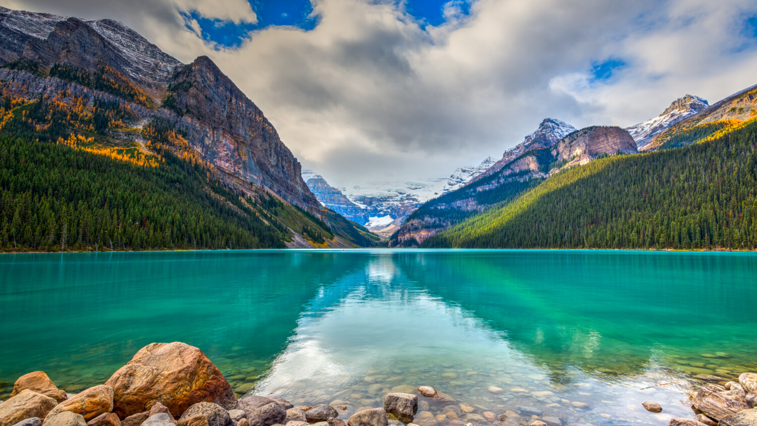 Mountain landscape in the background of a lake.