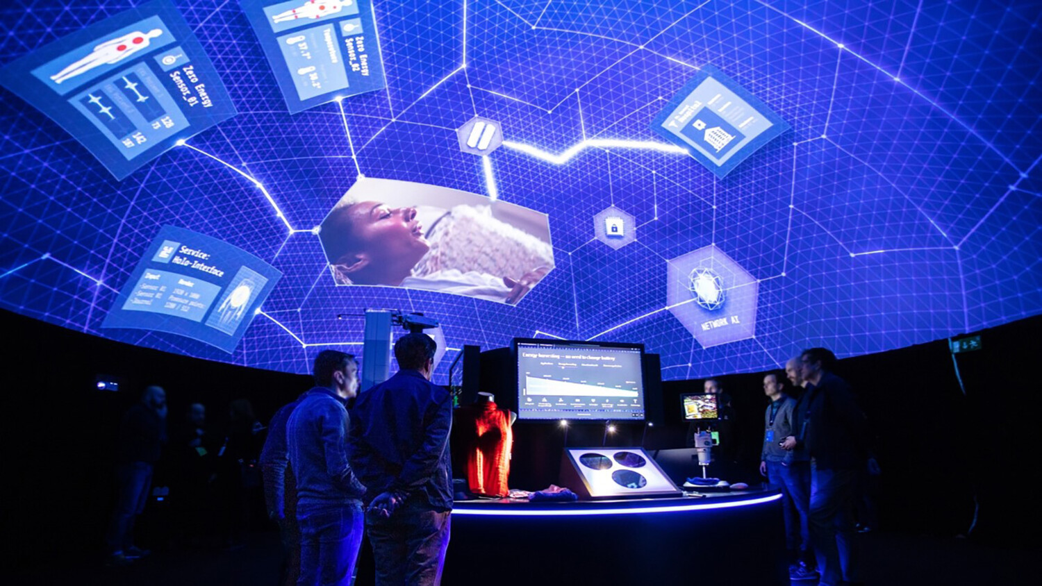 上图：爱立信与MIT合作，在2023年世界移动通信大会上展示触觉服装 