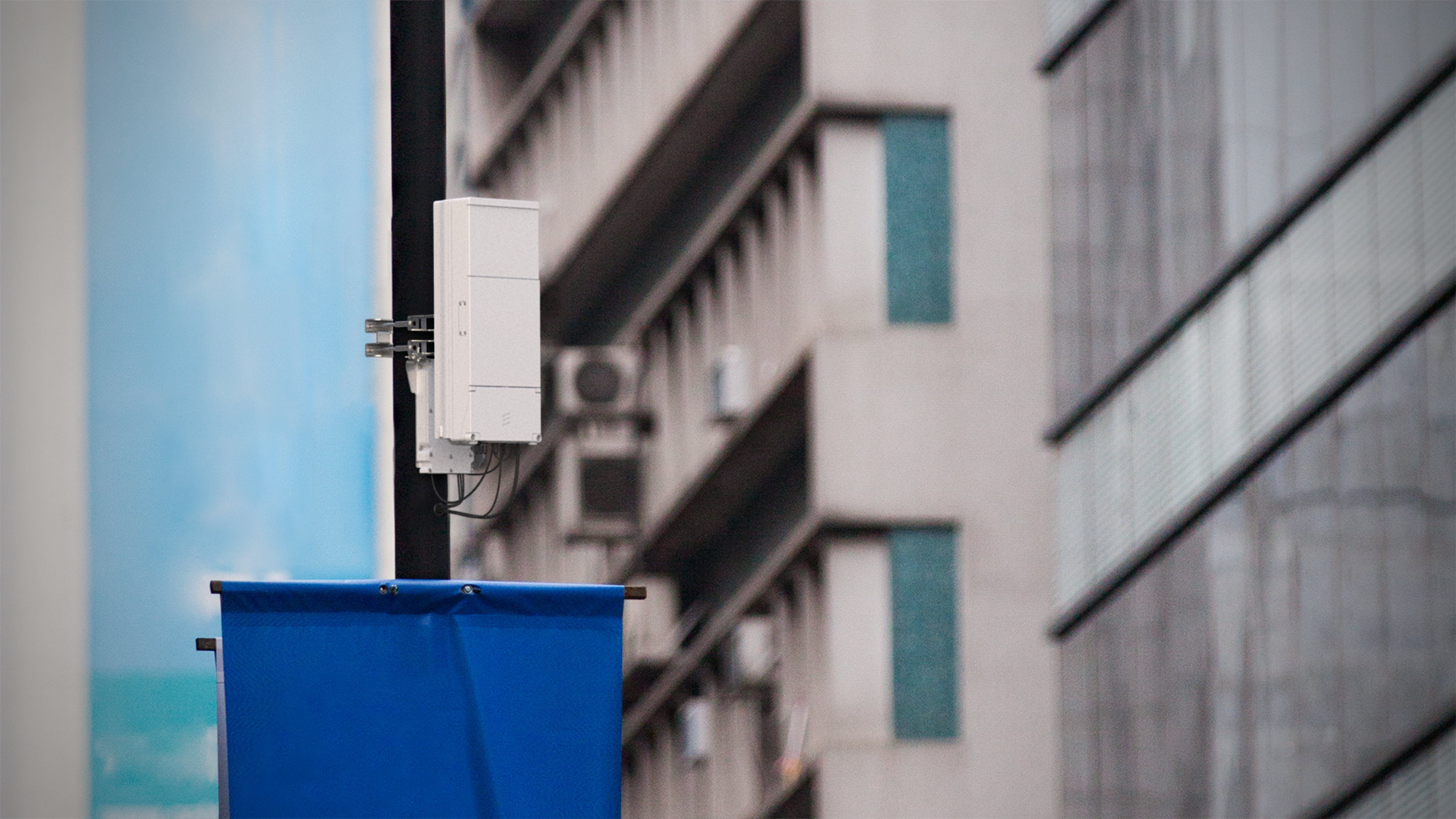 Streetmacro 6701 with Fronthaul 6585 on street pole.