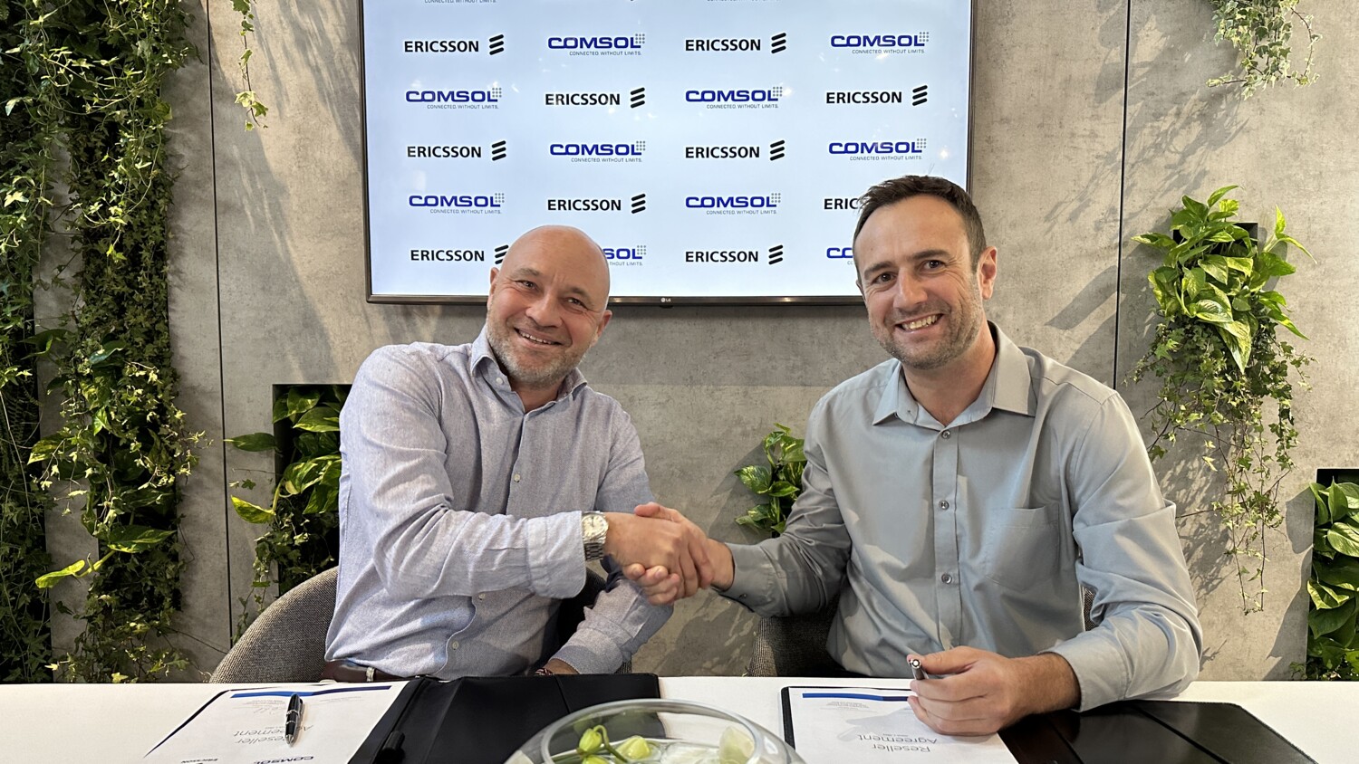 Todd Ashton, Vice President and Head of Ericsson South and East Africa at Ericsson Middle East and Africa shaking hands with Gary Woolley, Comsol Executive: Private Networks