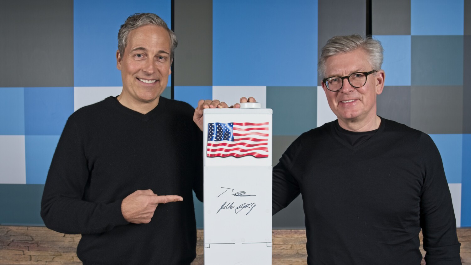 Borje Ekholm and Niklas Heuveldop with radio