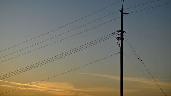 在数字化快速发展的时代，准确理解ICT行业能源消耗的真正驱动因素对制定有效政策至关重要。本白皮书澄清了关于数据传输与电力使用的常见误解，并强调了采用科学方法评估未来能源消耗预测的重要性。此外，报告还深入分析了人工智能等新兴技术及数据中心的扩张将如何影响全球能源趋势。政府、监管机构及相关管理部门可从中获取关键洞见，以推动可持续数字发展并优化监管框架。