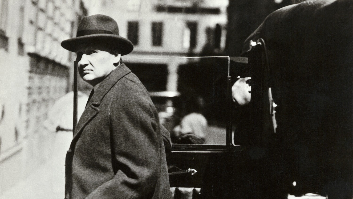 THE SWEDISH BUSINESS MAN IVAR KREUGER GETS OUT OF A CAR