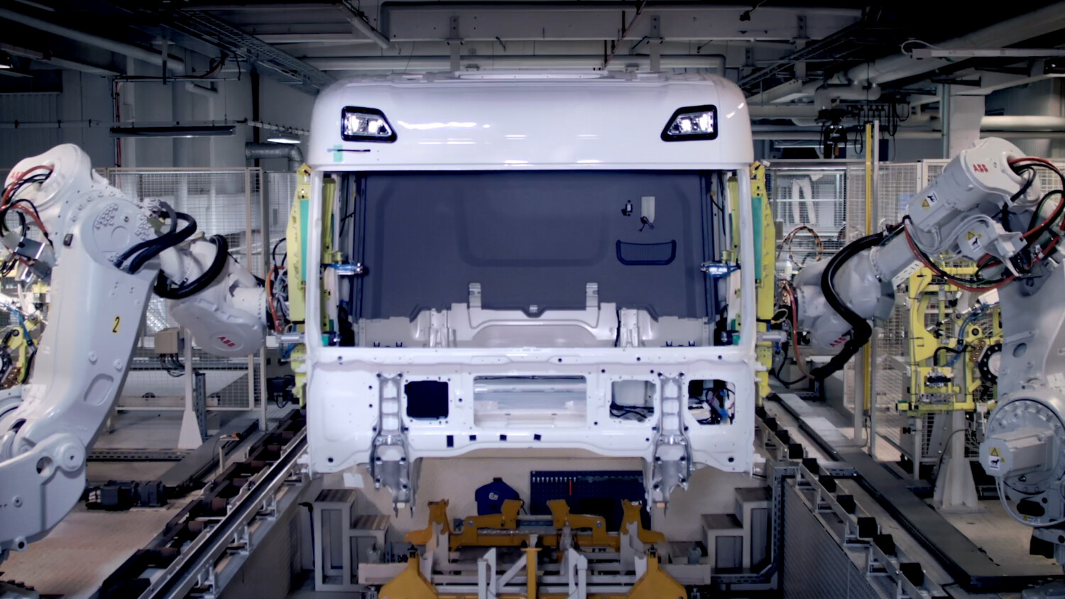 A car being assembled by robotic arms enabled by the ABB Ericsson partnership
