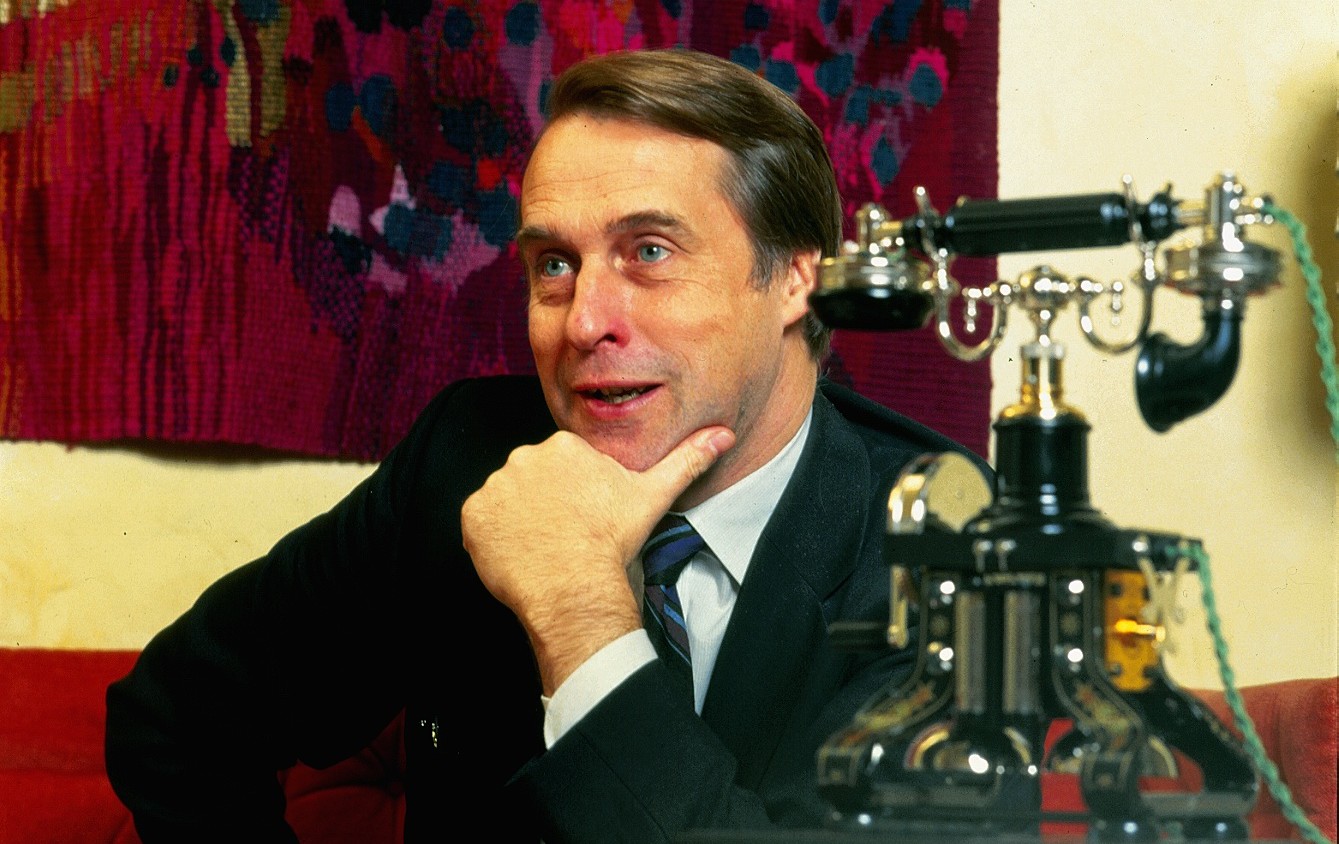 Björn Svedberg next to a telephone of the 1892 model.