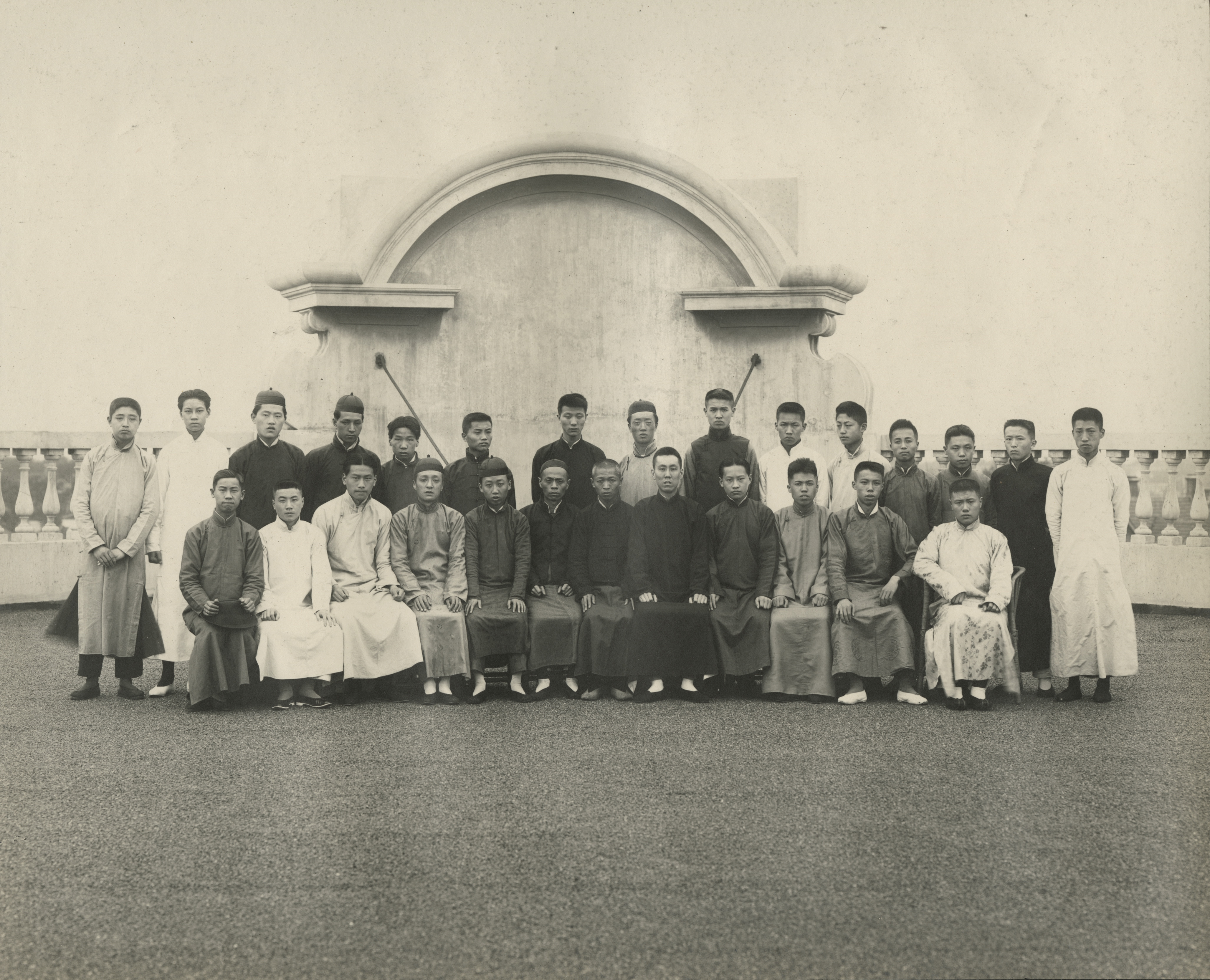 CHINESE WORKERS, GROUP PICTURE