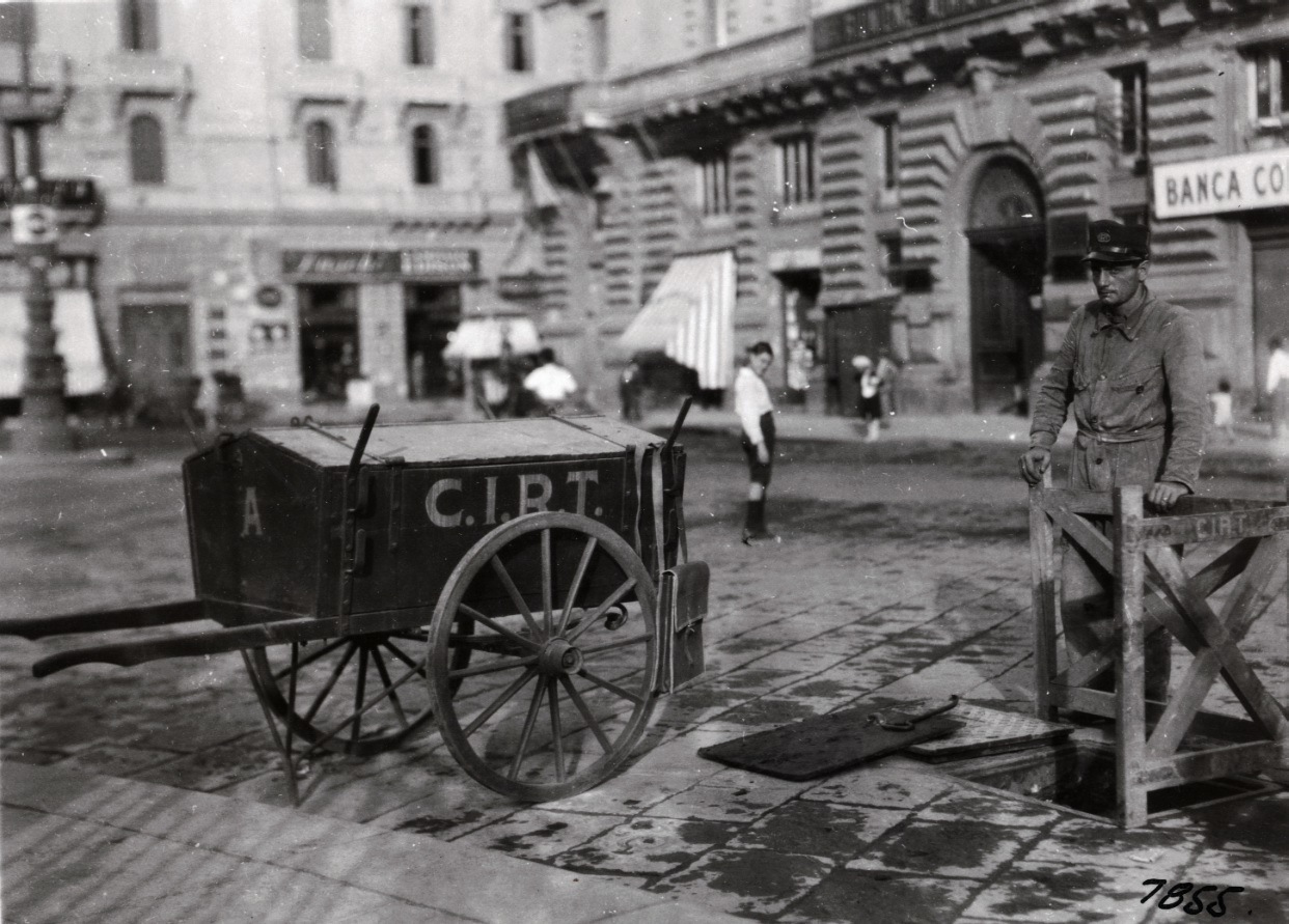 ITALY, 1929, NAPLES STREET CABLE WORK