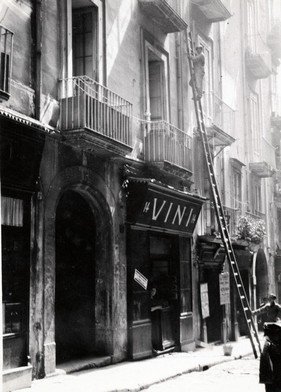 ITALY, 1927, NAPLES FACADE WIRE INSTALLATION