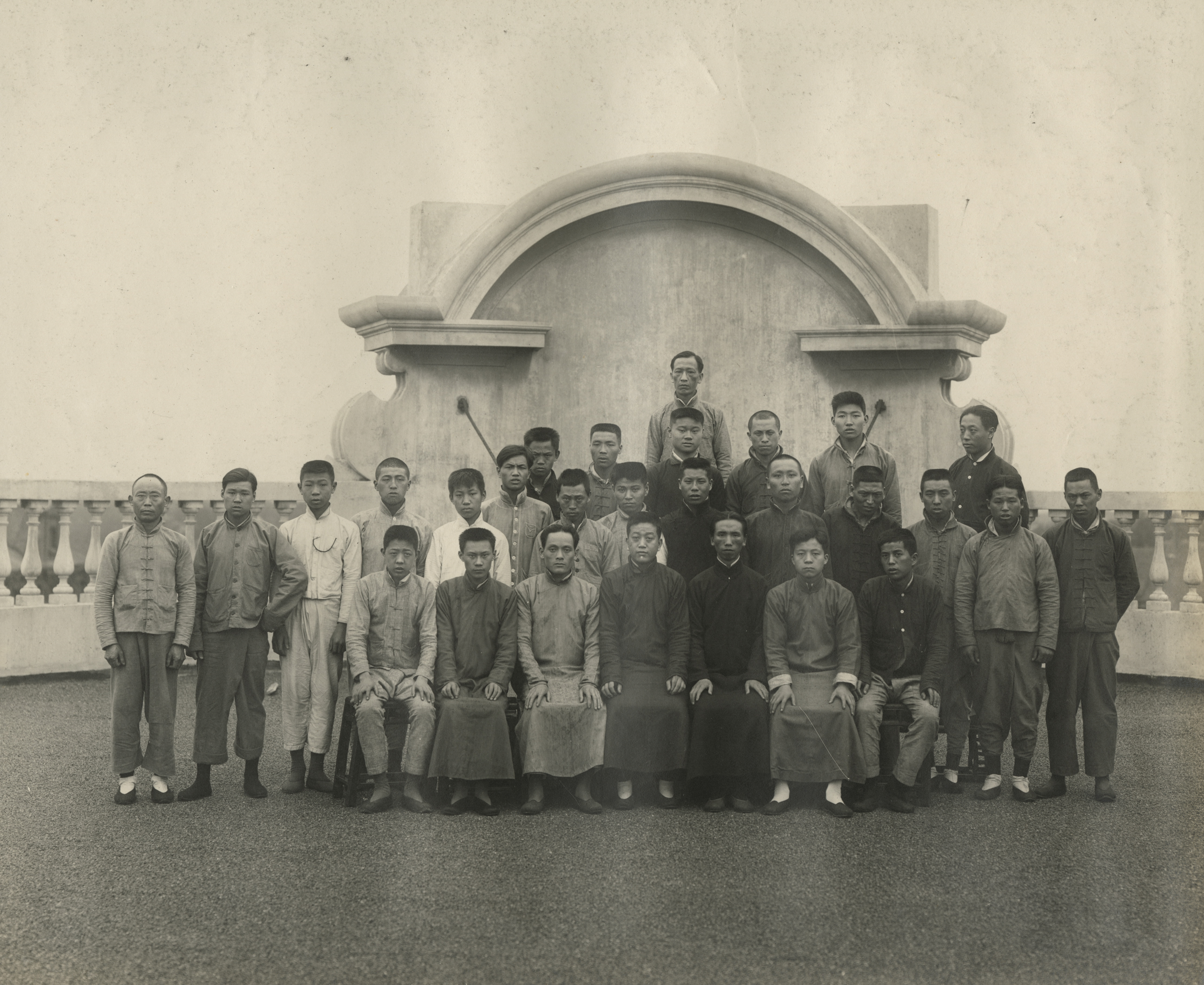 CHINESE WORKERS, GROUP PHOTO