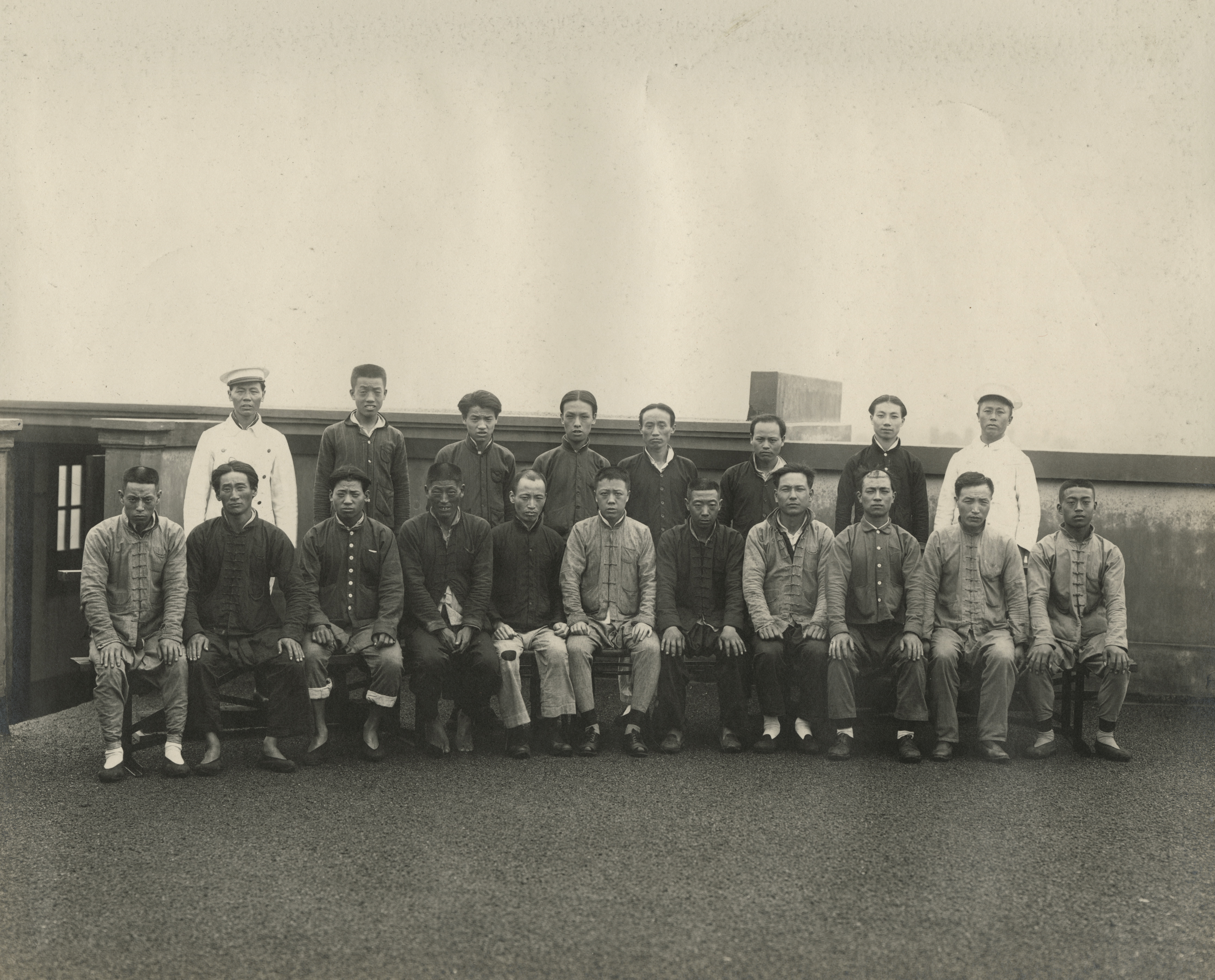 CHINESE WORKERS, GROUP PICTURE