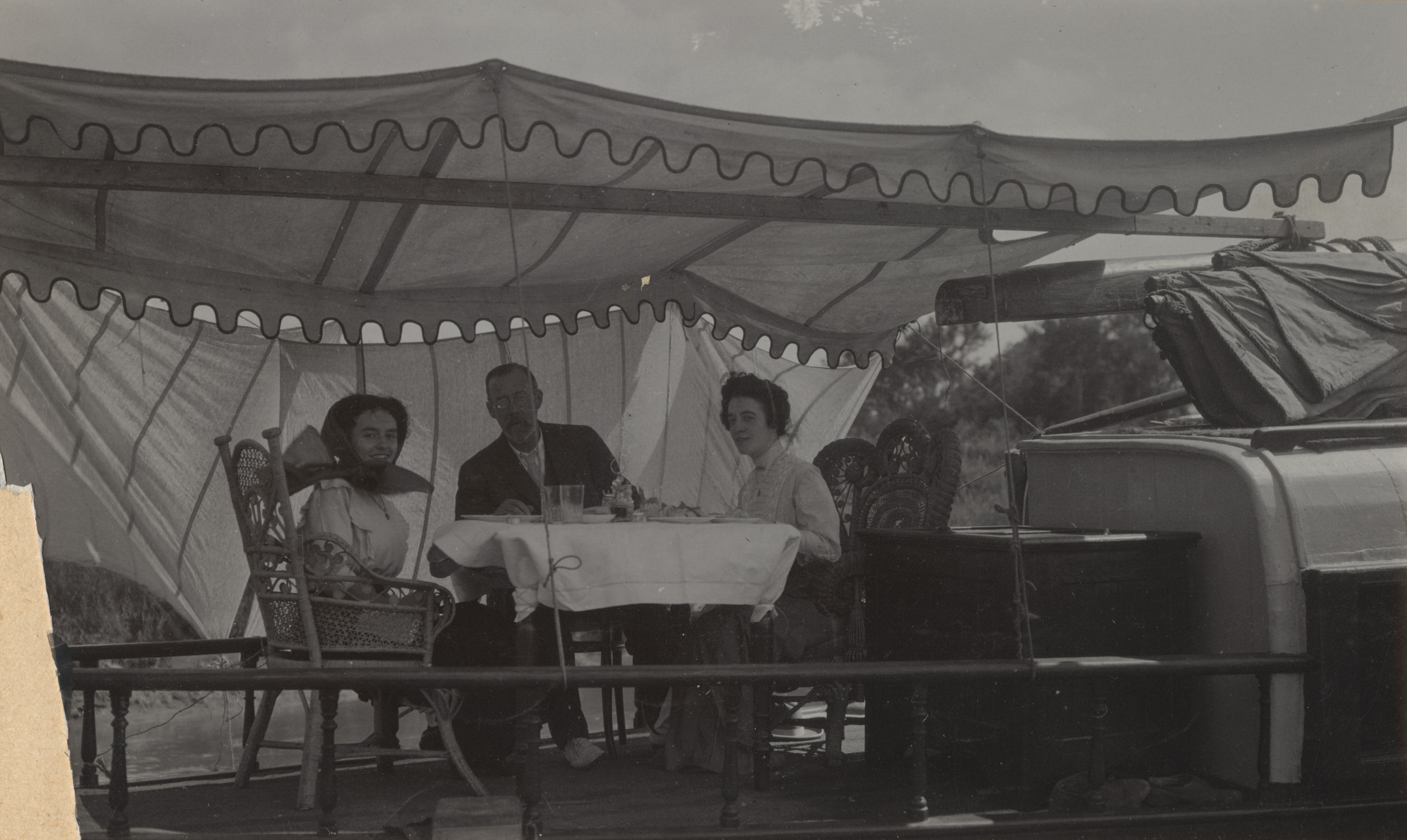 USTAF ÖBERG AND TWO UNKNOWN LADIES