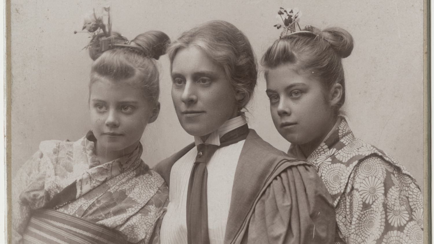 GUSTAF ÖBERGS WIFE THEODOLINDA OBERG WITH DAUGHTERS THEA AND LINDA, DRESSED IN TRADITIONAL CHINESE CLOTHES