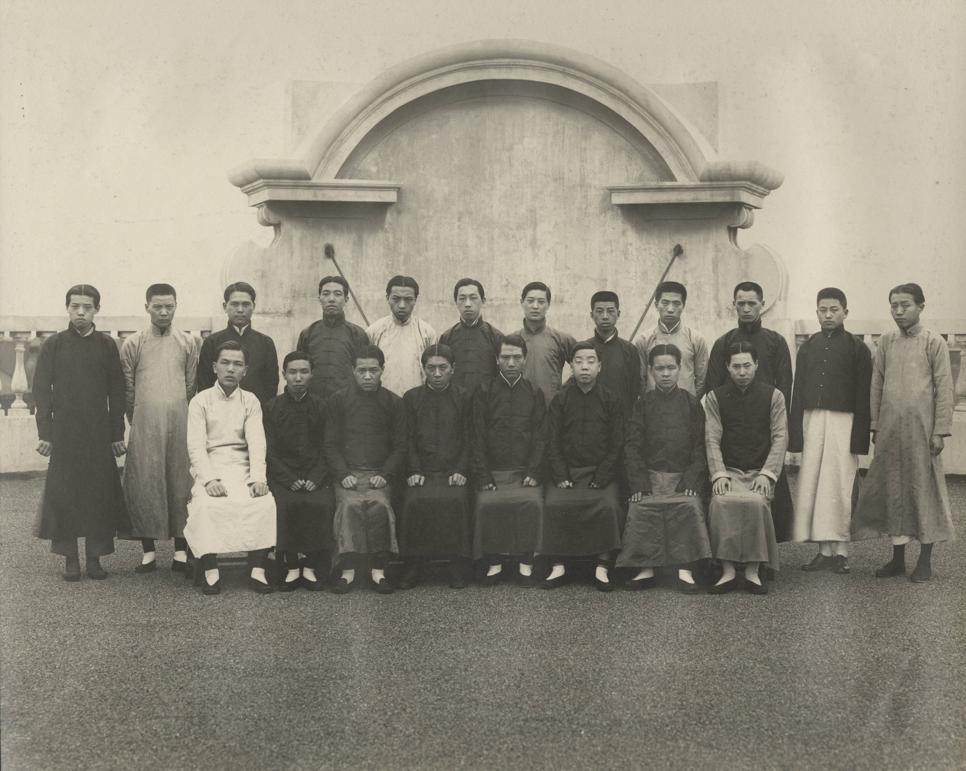 CHINESE WORKERS, GROUP PHOTO